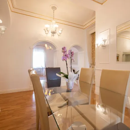 Lucrezio Caro Luxury * Roma